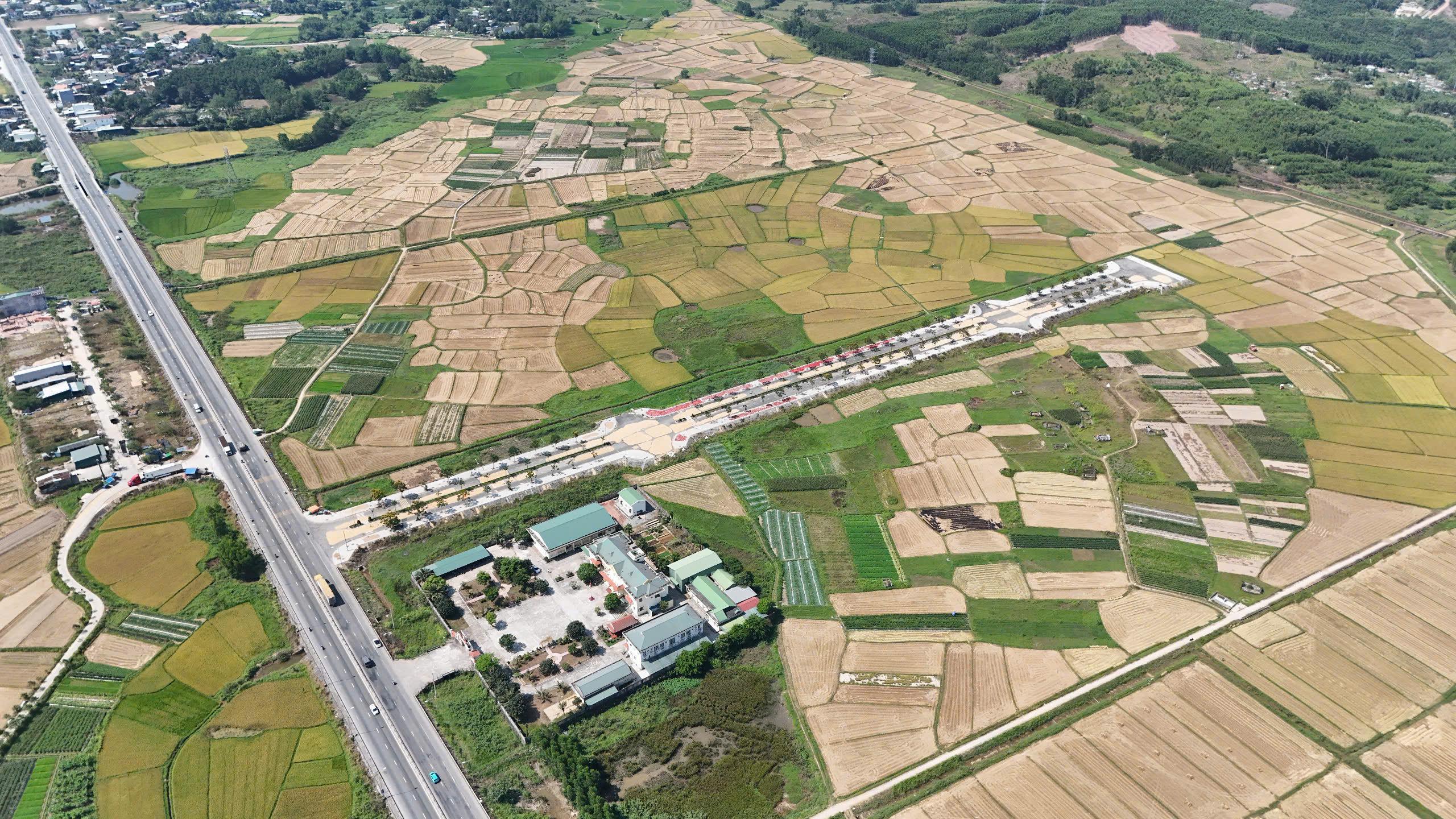 近35亿的道路无人行走，因为直通稻田，等待居民区