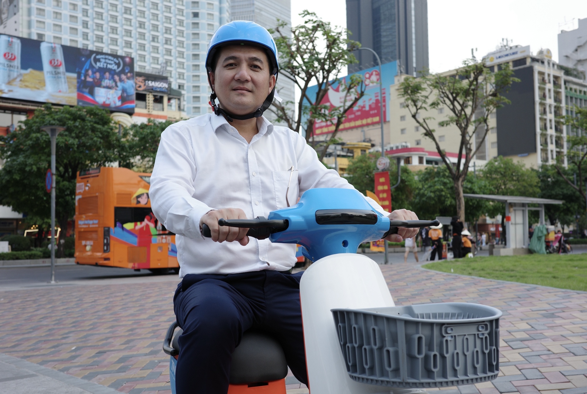 民眾和遊客興奮體驗公共電動自行車