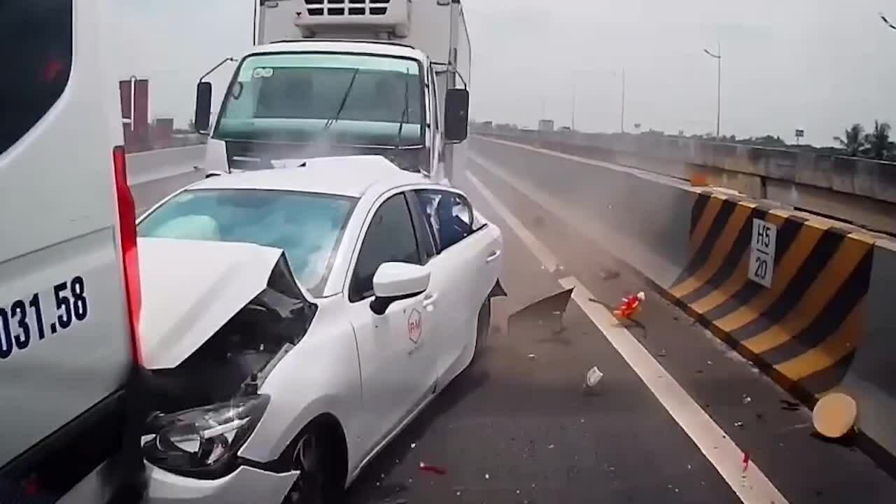 胡志明市至忠良高速公路連續發生兩起事故