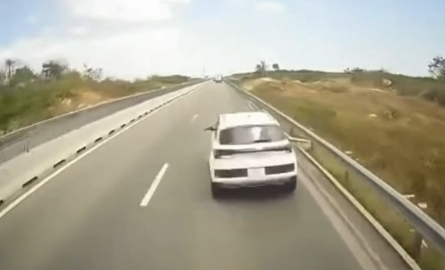 Cam Lâm - Vĩnh Hảo高速公路事故,2人死亡:汽車停在行車道上