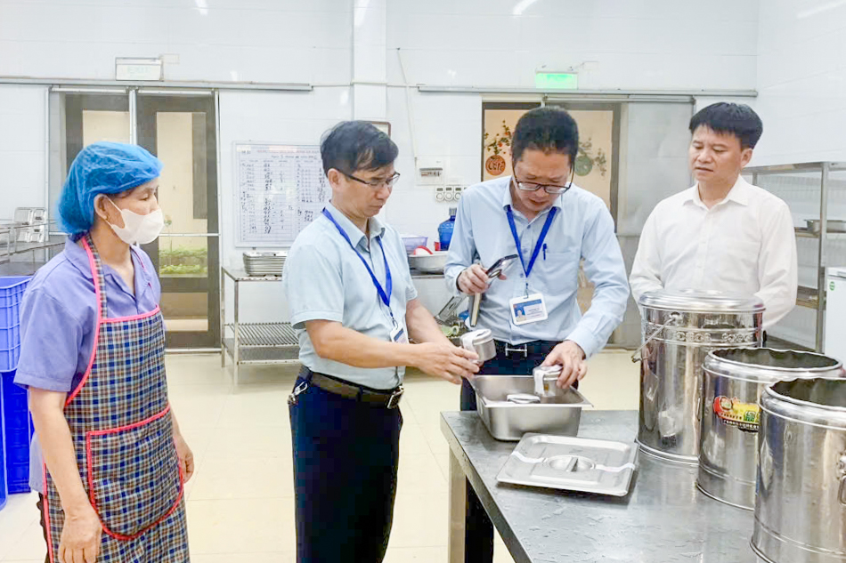 突擊檢查多所學校食堂,部分地方暫時“凍結”半寄宿制