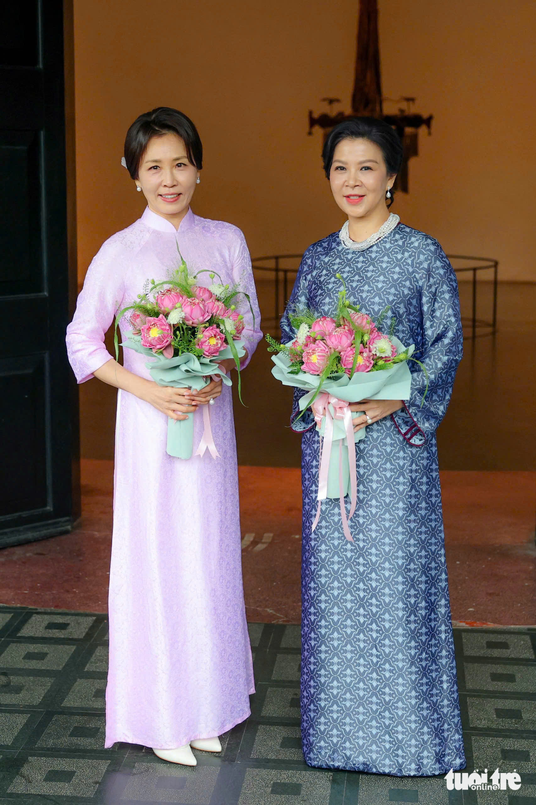 韓國總統夫人身著越南奧黛，與吳芳璃夫人一同觀看水上木偶戲