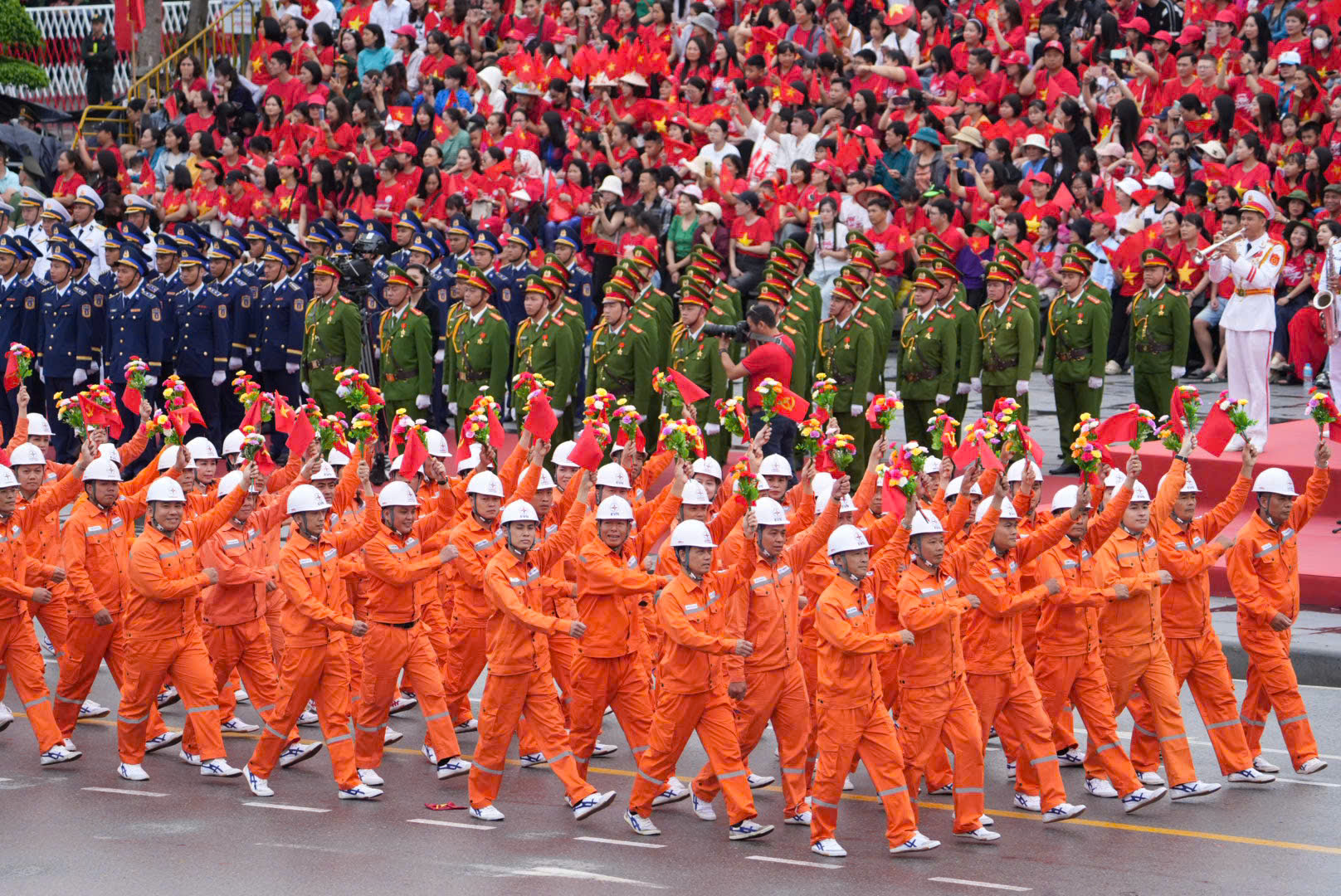 阅兵和群众游行庆祝海防解放70周年
