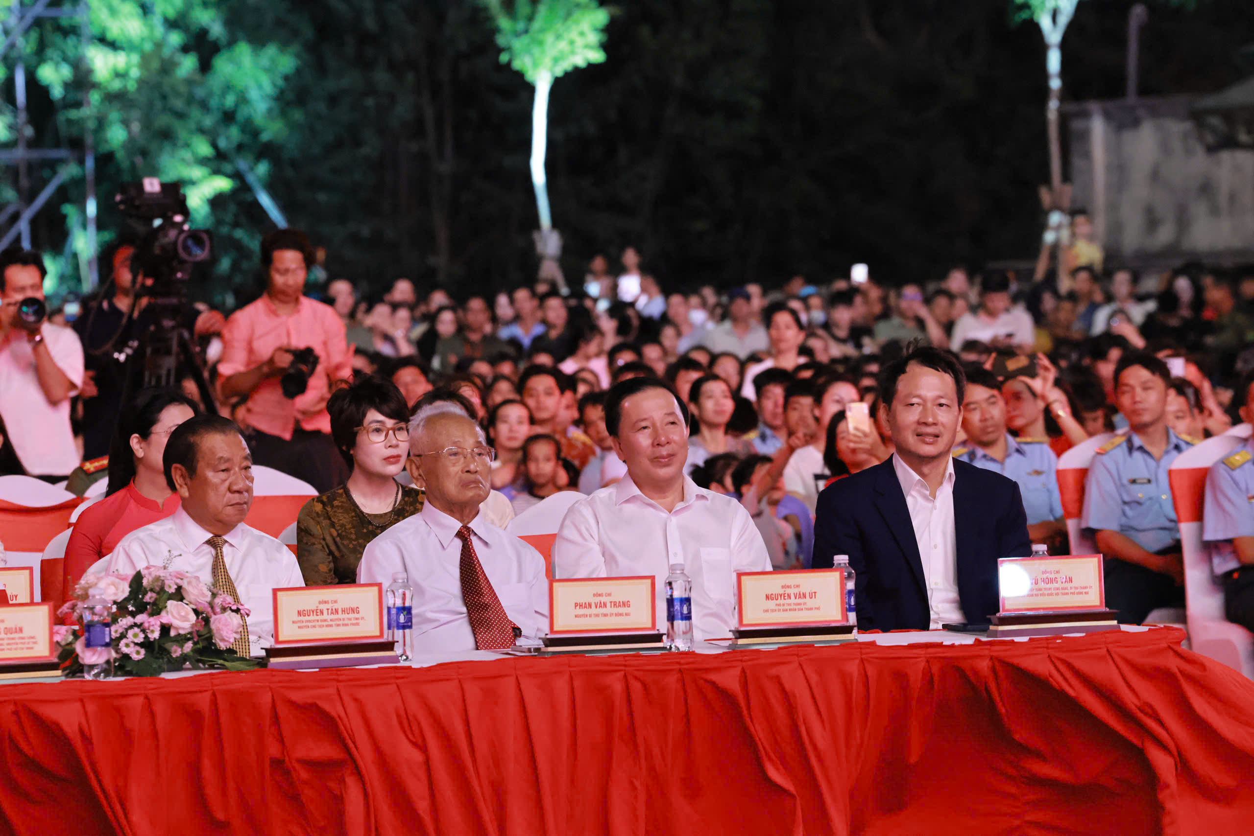 絢麗的煙花與藝術之夜:'同奈——歷史長河,未來渴望'