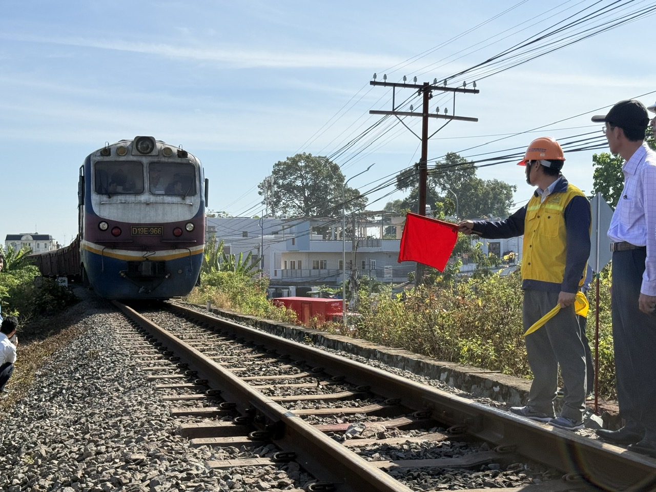 鐵路中斷5天后,第一列火車通過因駁船撞擊而受損的Ghềnh橋