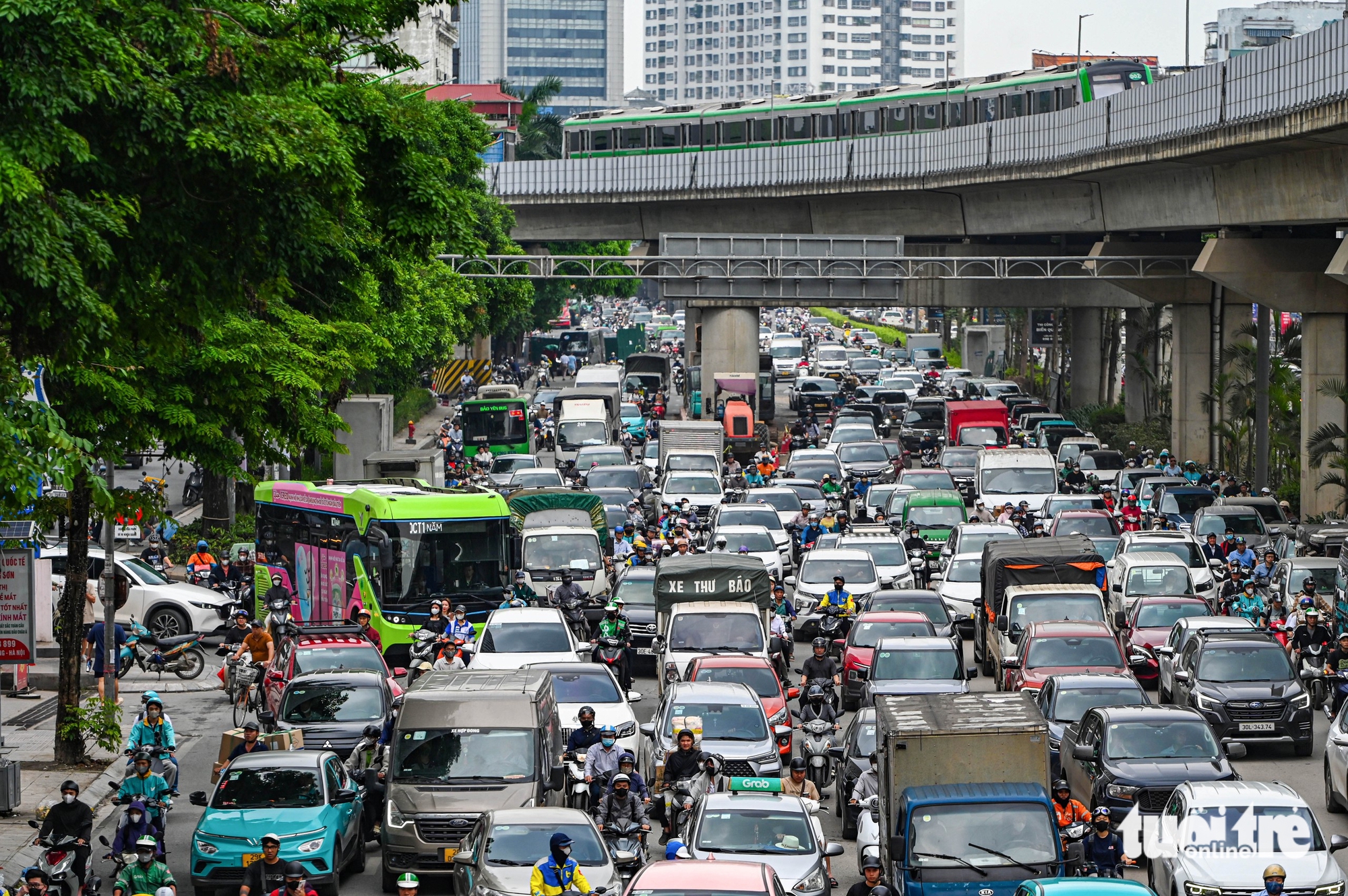民眾紛紛離開河內度假,出城口車輛寸步難行