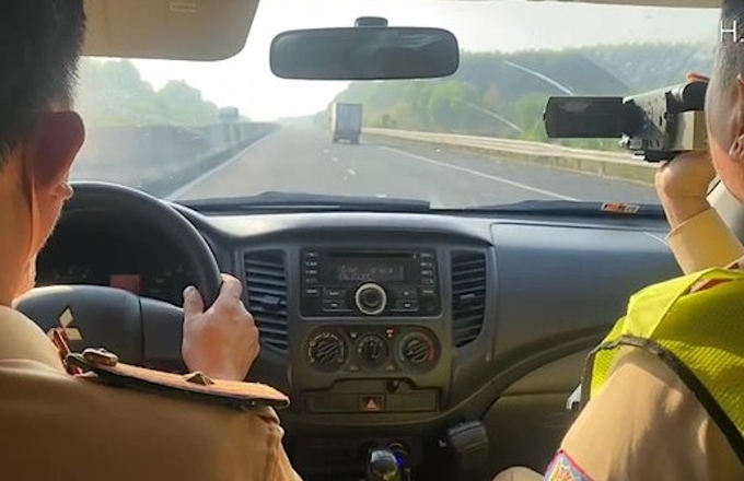 交警使用偽裝車輛在高速公路上處罰近100輛違規汽車