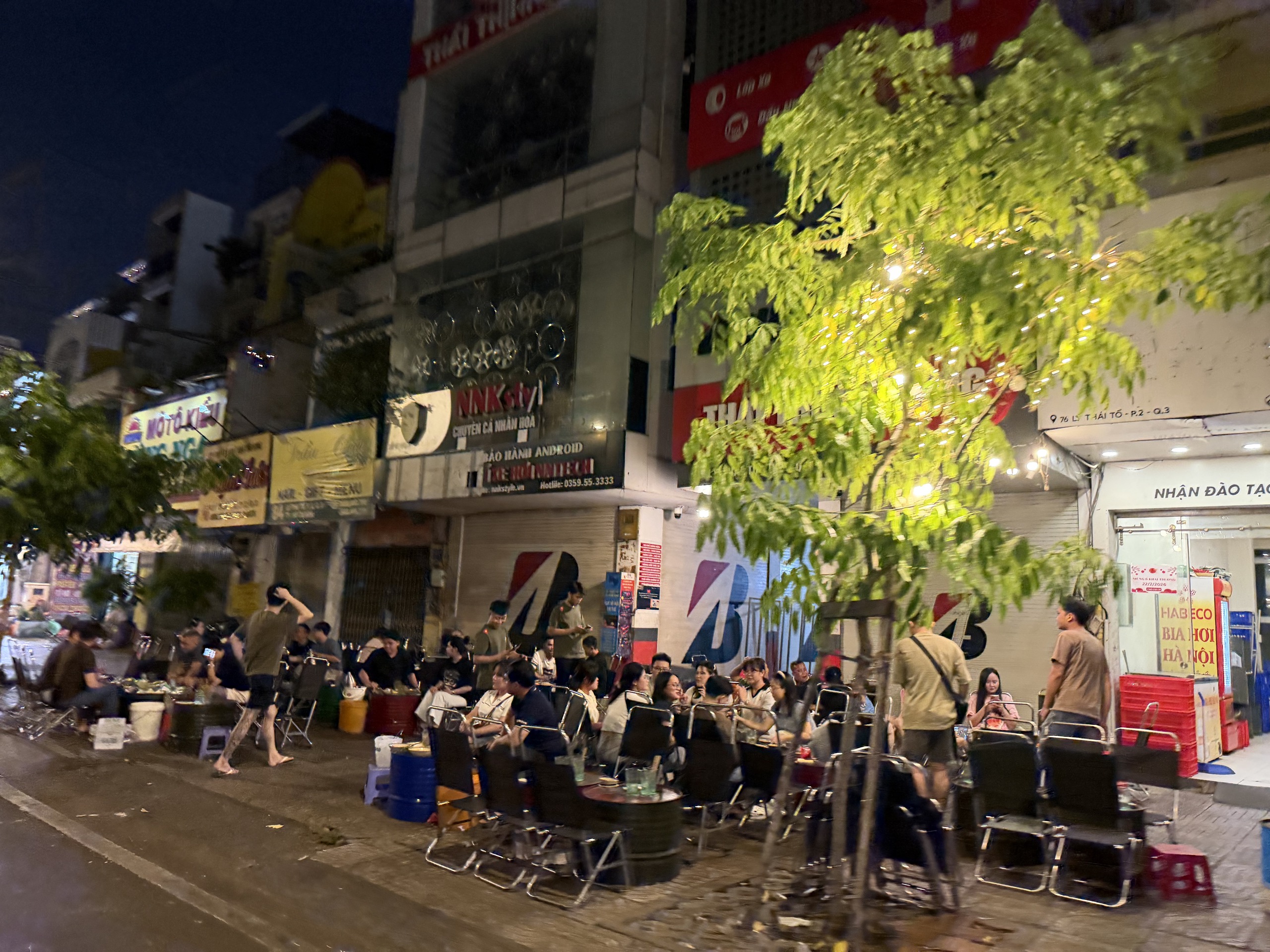 每个晚上人行道上挤满了居民和游客 | 越南中文社｜越南新闻与政策信息中文平台