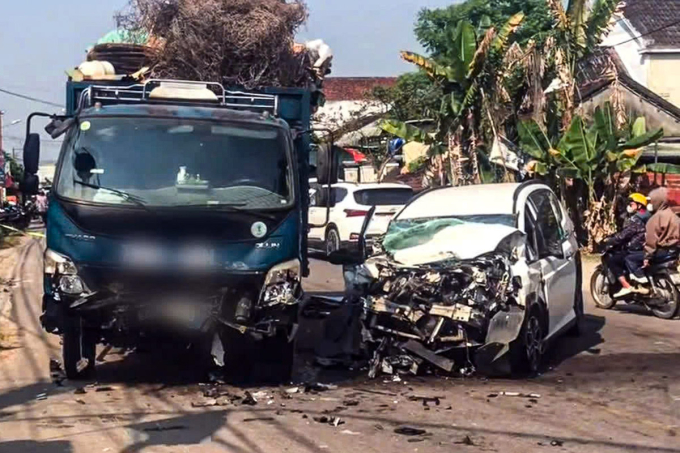 卡車與五座車相撞,一人死亡