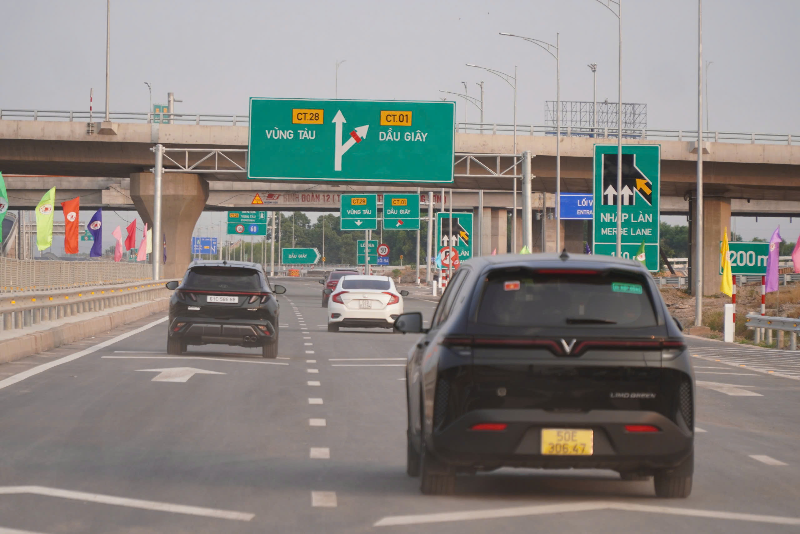 邊和-頭頓高速公路開始通車,最高時速80公里