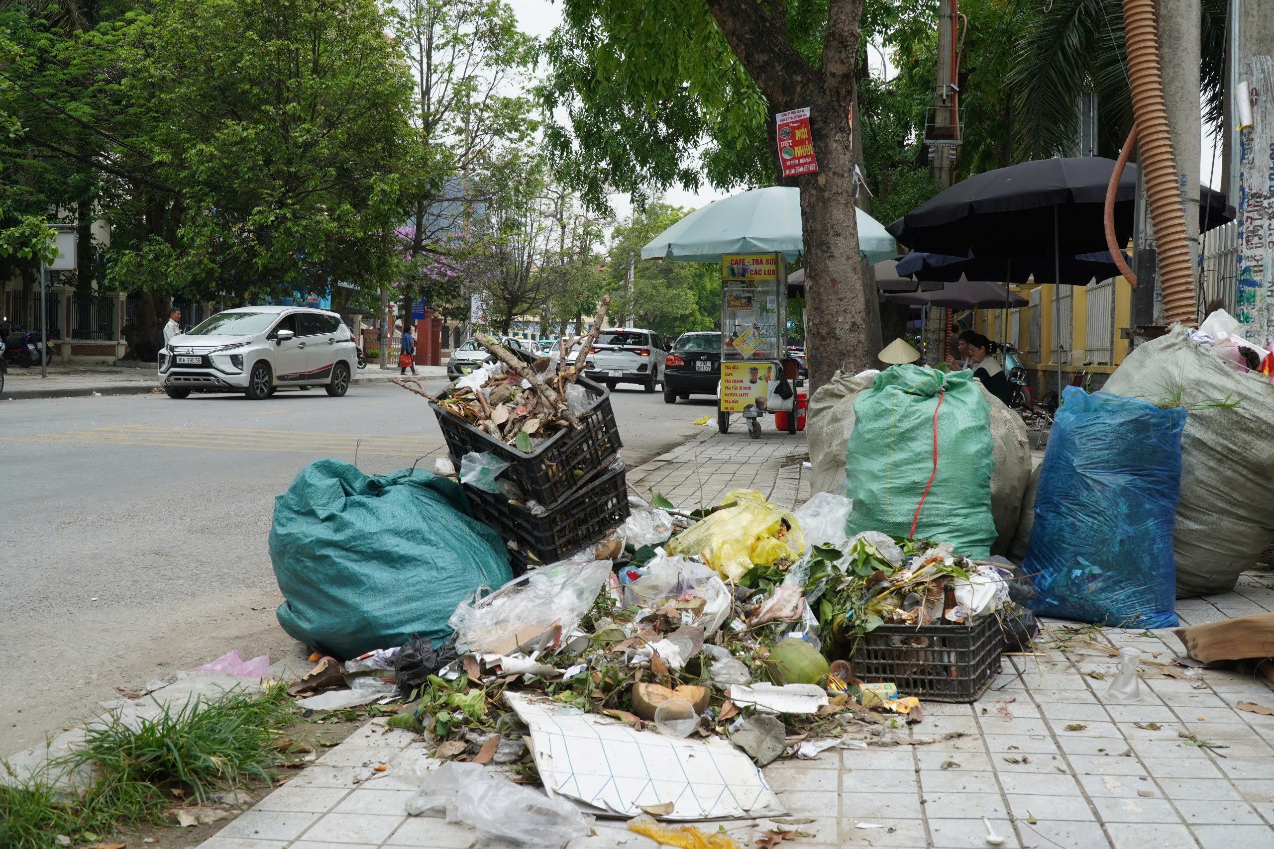 清化市因垃圾场被堵路导致垃圾满街