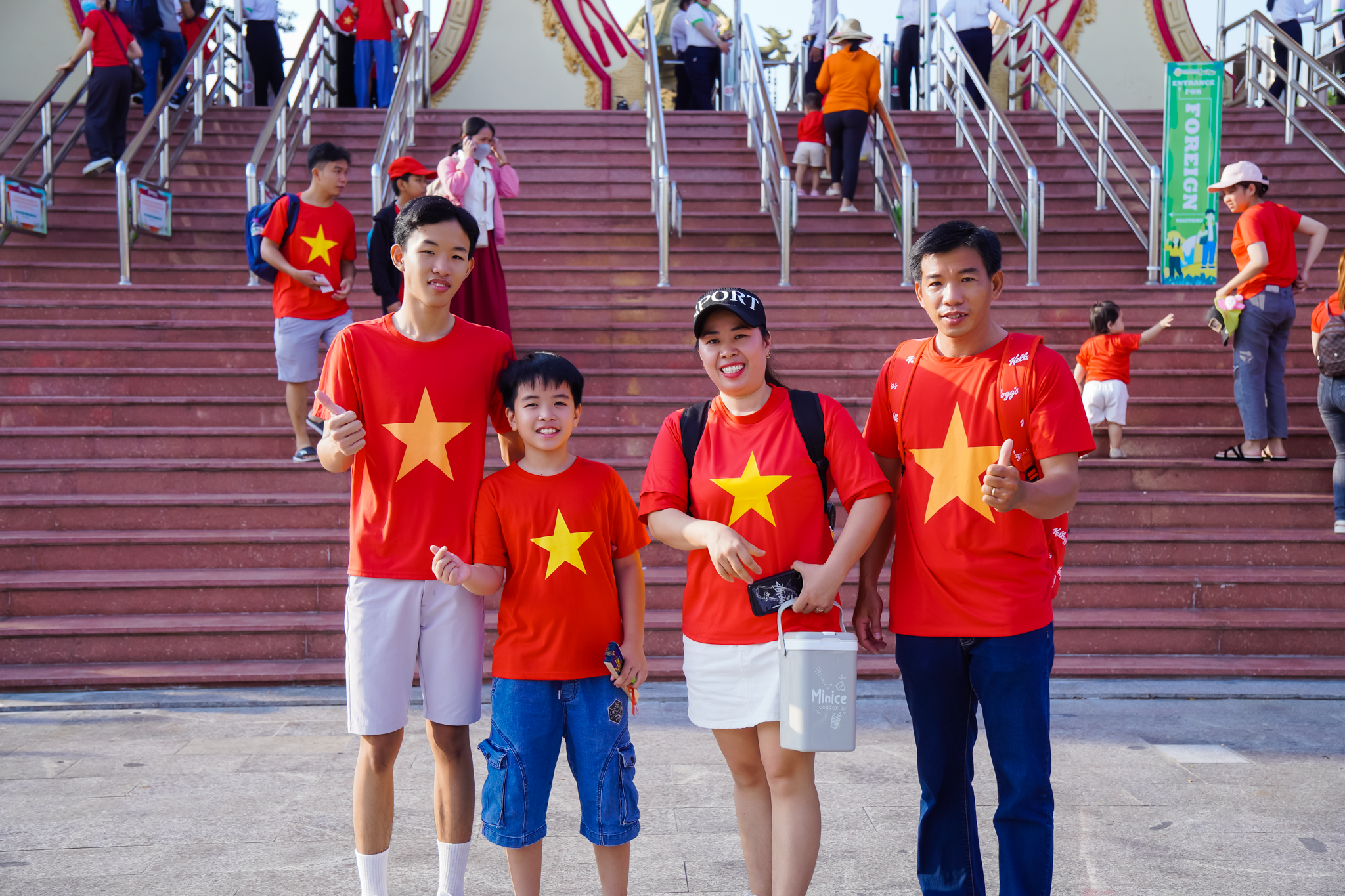 身著金星紅旗服裝的遊客湧入 Suối Tiên 歡度4月30日