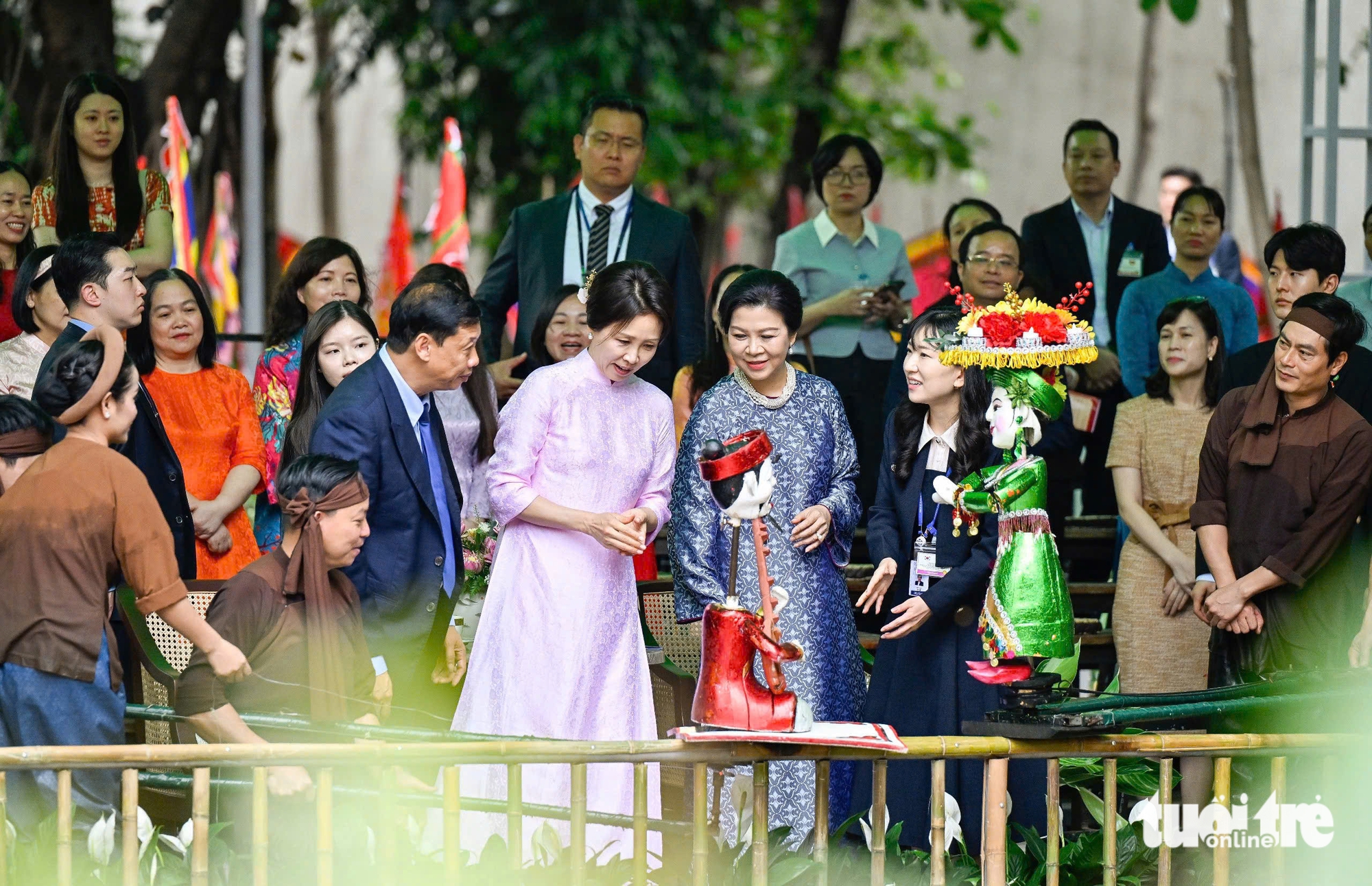 韓國總統夫人身著越南奧黛，與吳芳璃夫人一同觀看水上木偶戲