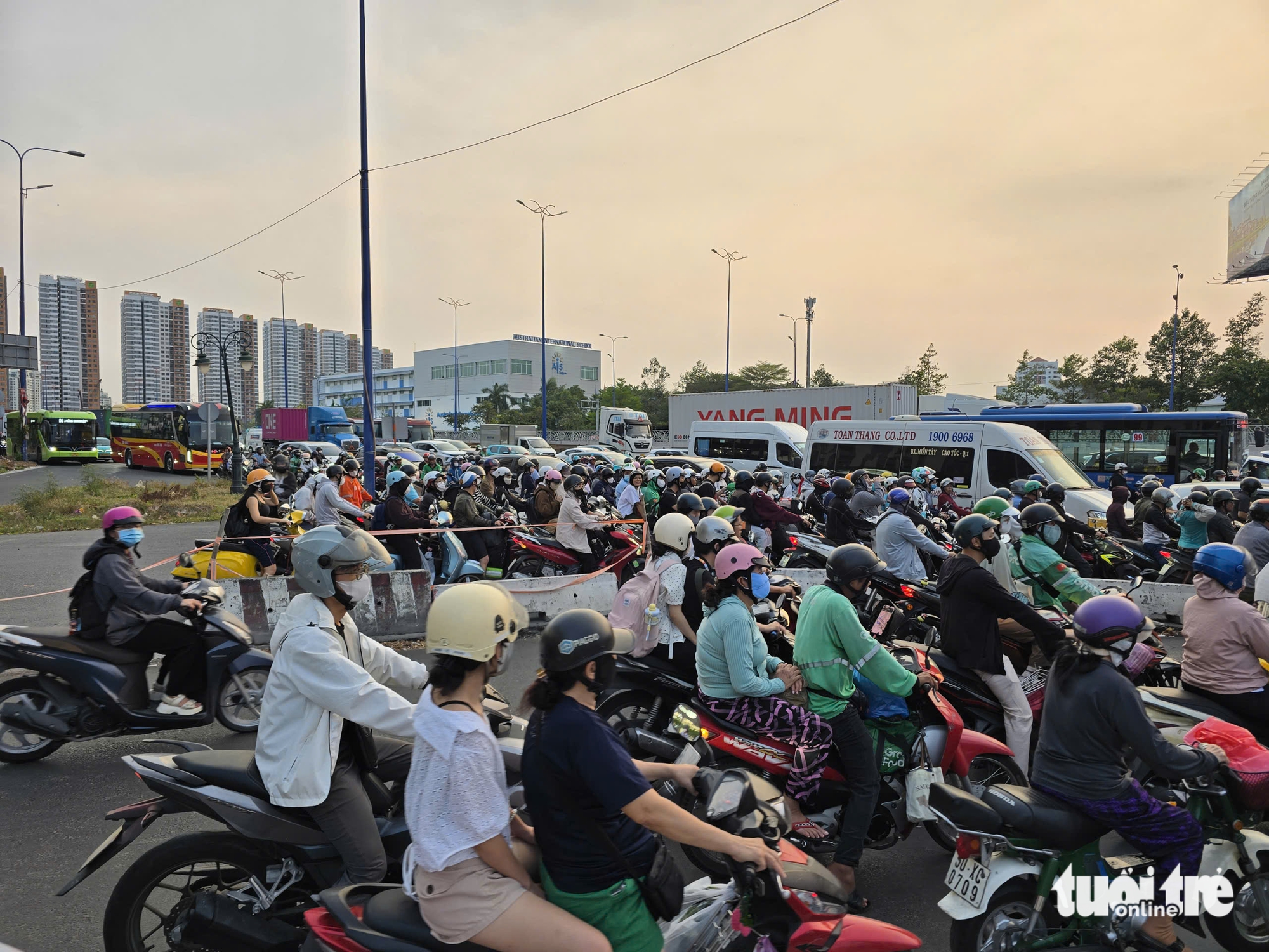 民眾離開胡志明市慶祝4月30日假期,各門戶地區擁擠,偶爾出現輕微擁堵