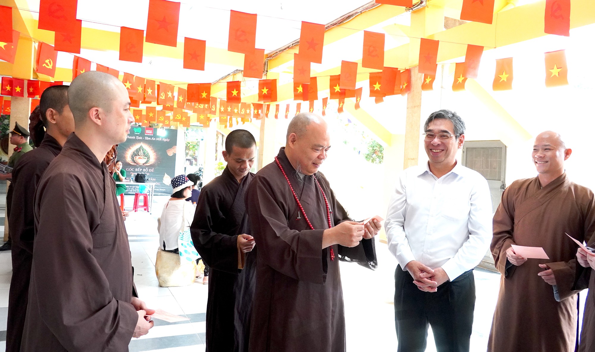胡志明市市委副書記阮福祿走訪慰問特殊選民