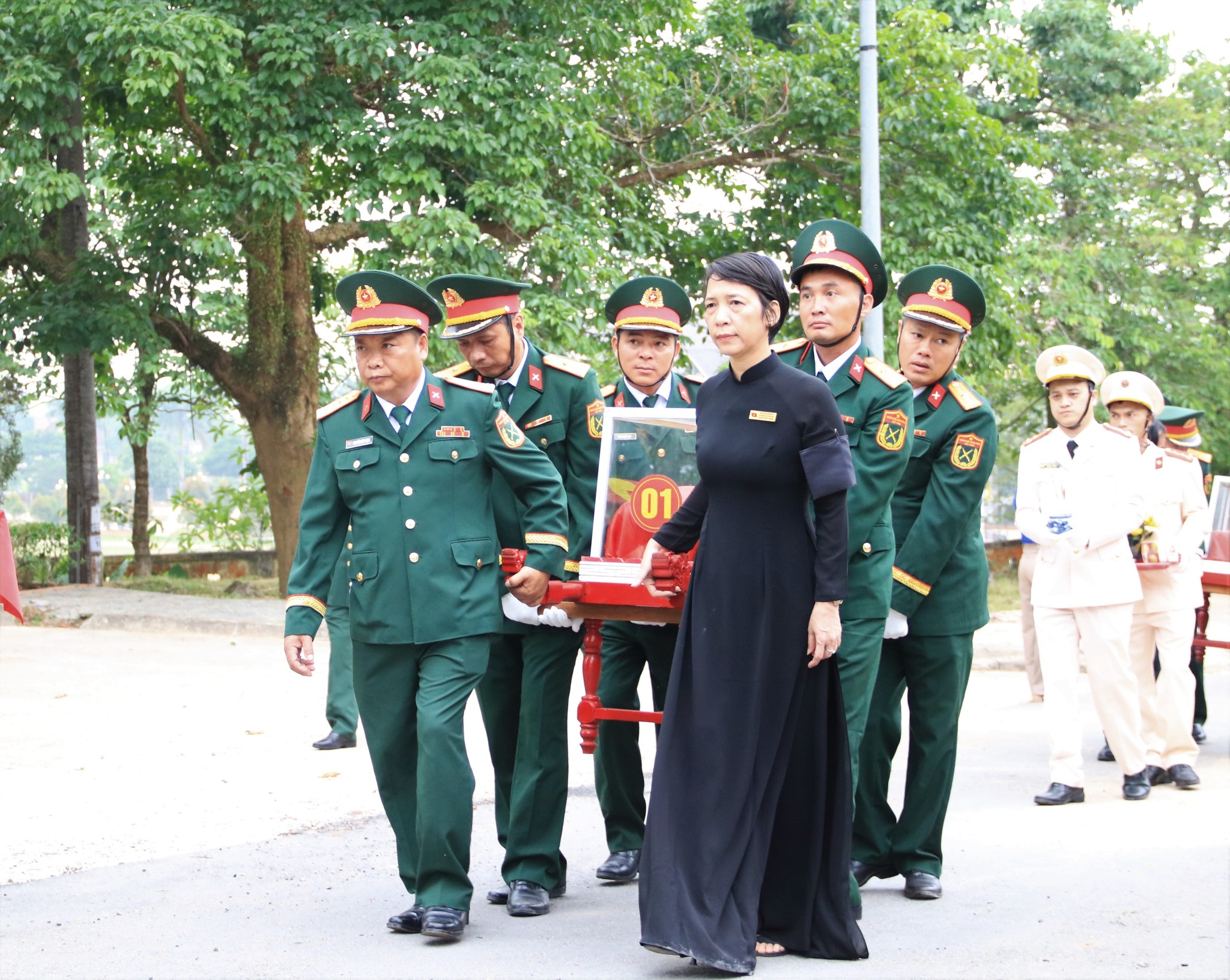 安葬8具在老越邊境搜尋到的烈士遺骸