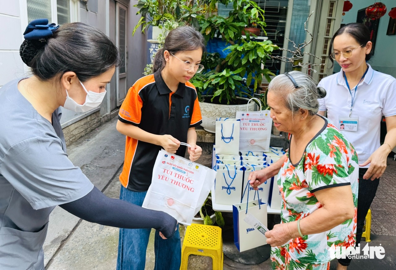 春和坊的'家庭醫生'上門為居民看病