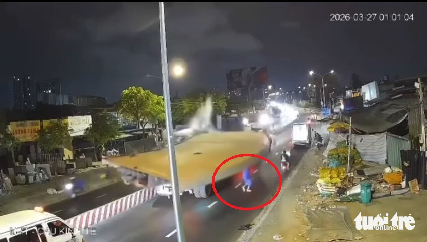 鋼鐵板墜落事故中,一名男工人在千鈞一髮之際逃脫死亡