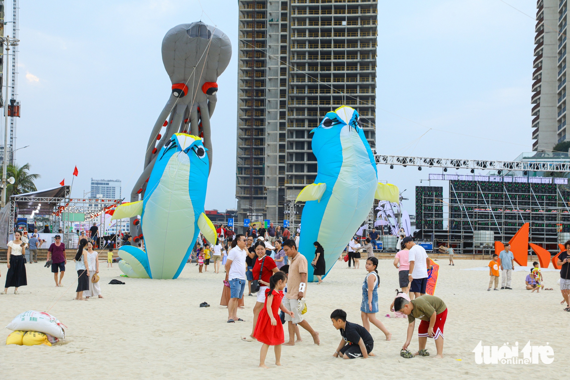 雄王節假期成千上萬遊客湧入峴港海灘