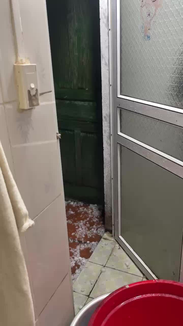 拳頭大的冰雹襲擊北河縣
