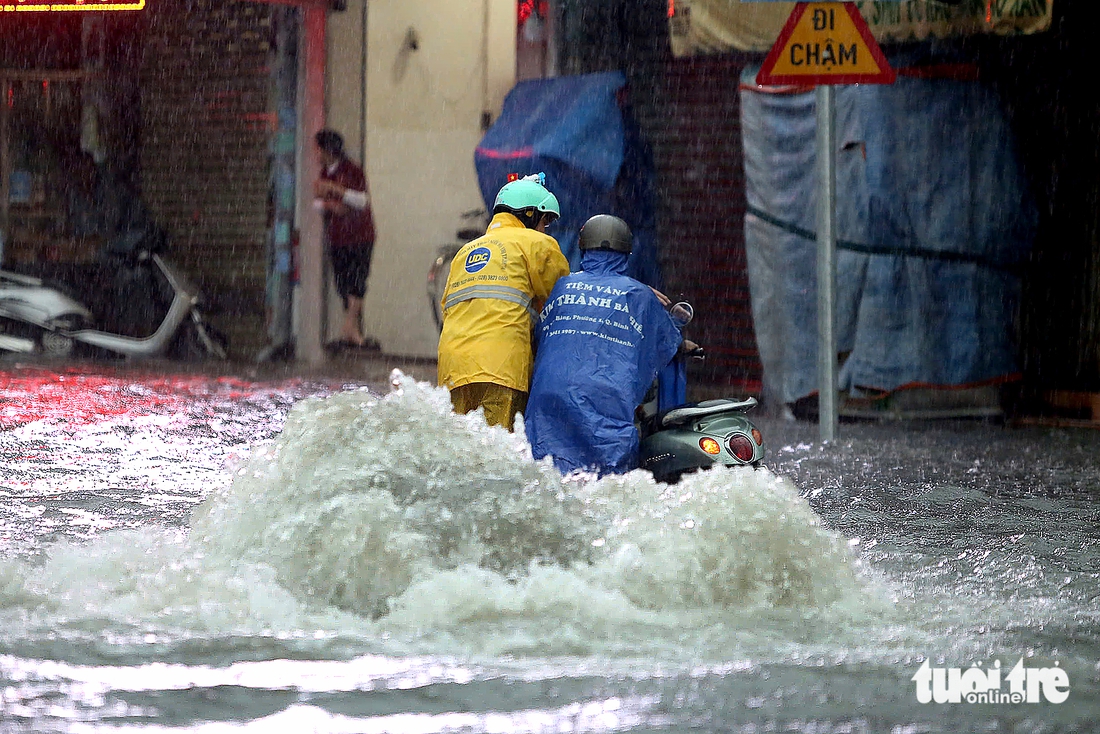 每当大雨，守德市场严重积水，市政府建议两个超过5万亿越南盾的项目