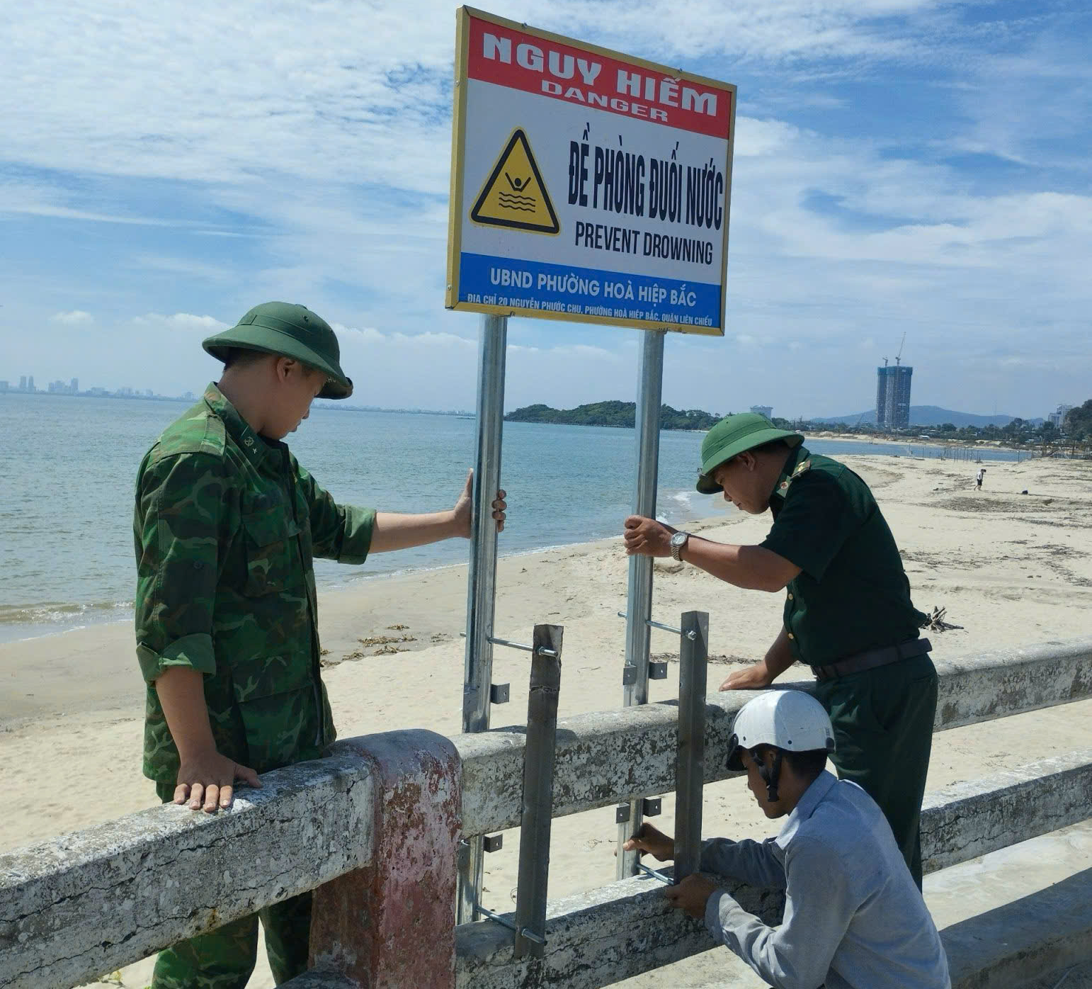 在岘港海滩游泳时救出两名溺水的小孩