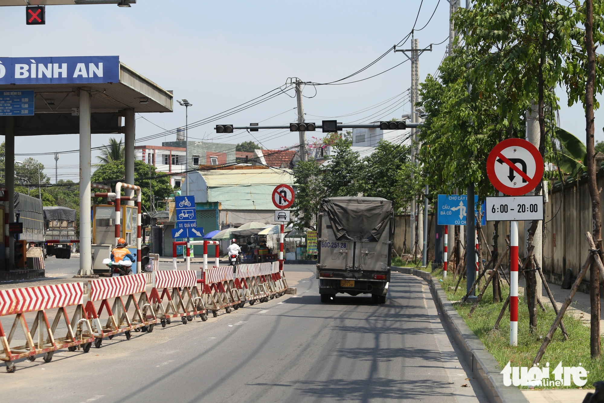 無視禁令,許多司機仍在富強大橋收費站違規掉頭、左轉