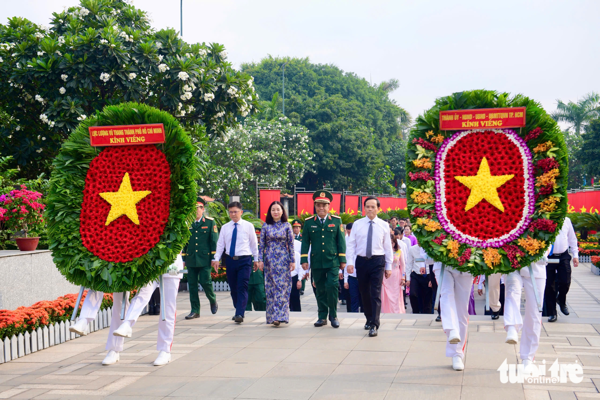 胡志明市領導上香緬懷胡志明主席和各位英雄烈士
