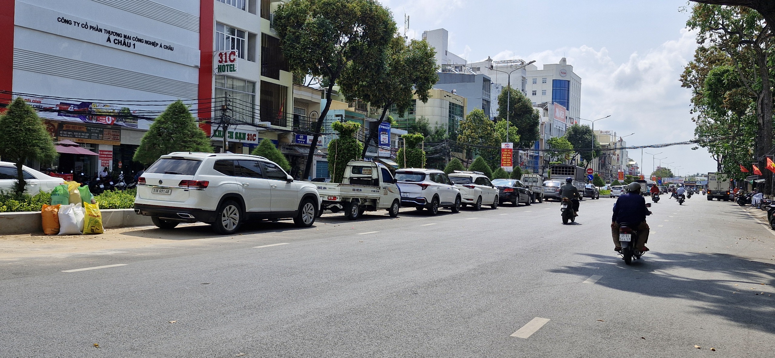 芹苴市中心区域道路随意停车现象泛滥