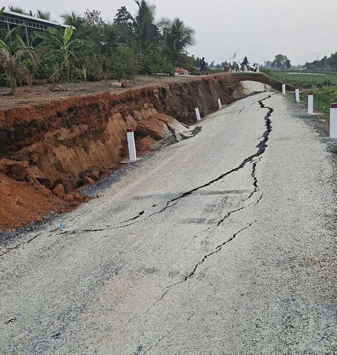 新鋪設的沿河道路瀝青路面塌陷超過2米