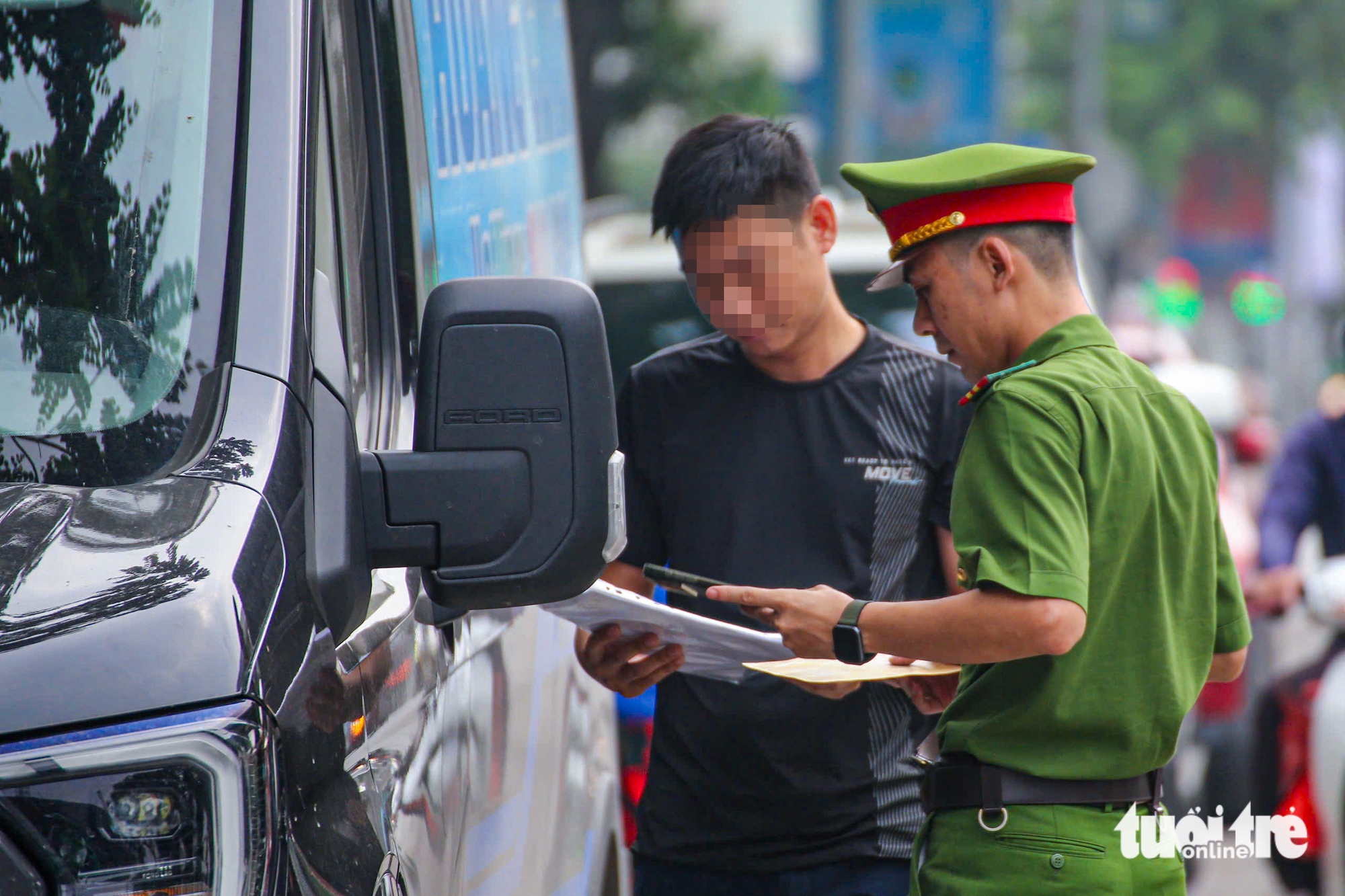 警方使用無人機監控,處理在車道上違規停放的車輛
