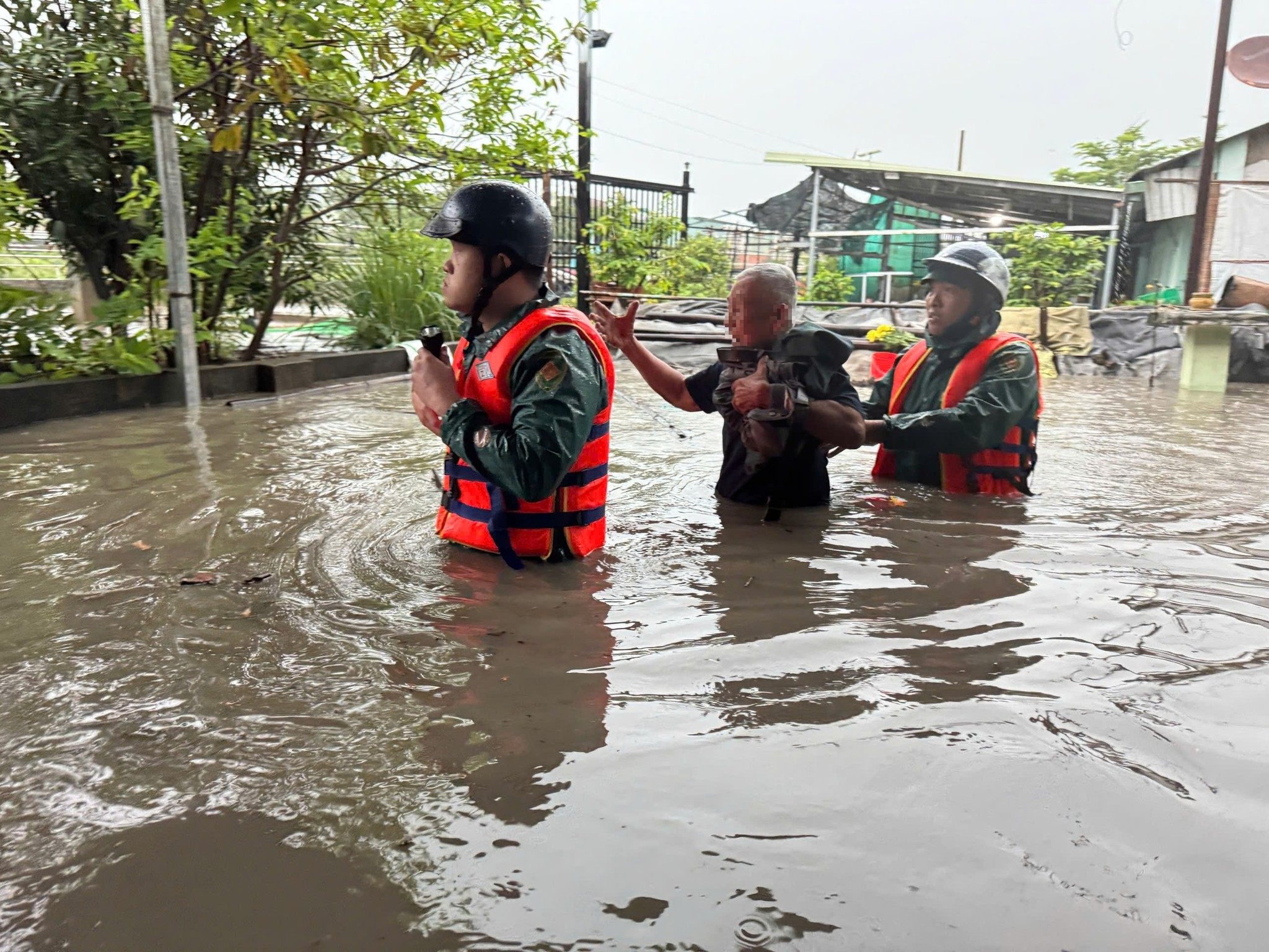 平阳：13号国道上灯柱倒塌，因大雨深水救援居民