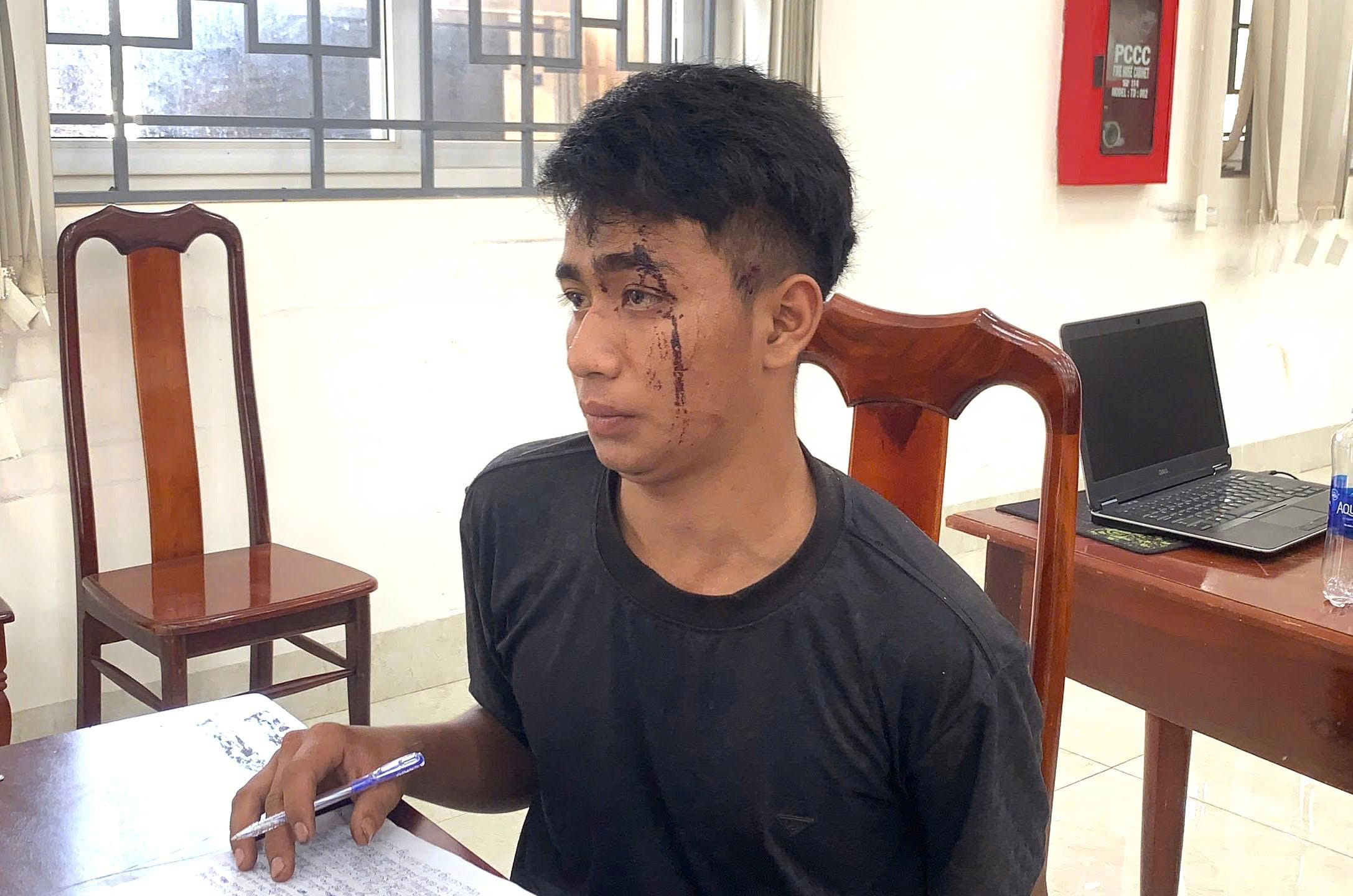 不會開車仍偷汽車,兩名青年肇事逃逸後爬樹躲藏