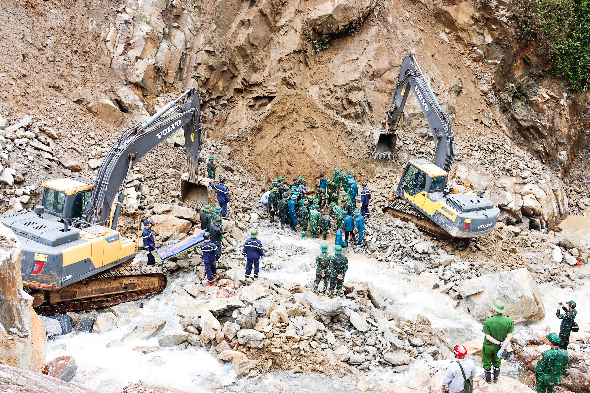 在塔泡湖1A水电站滑坡事故中发现5具遇难者遗体