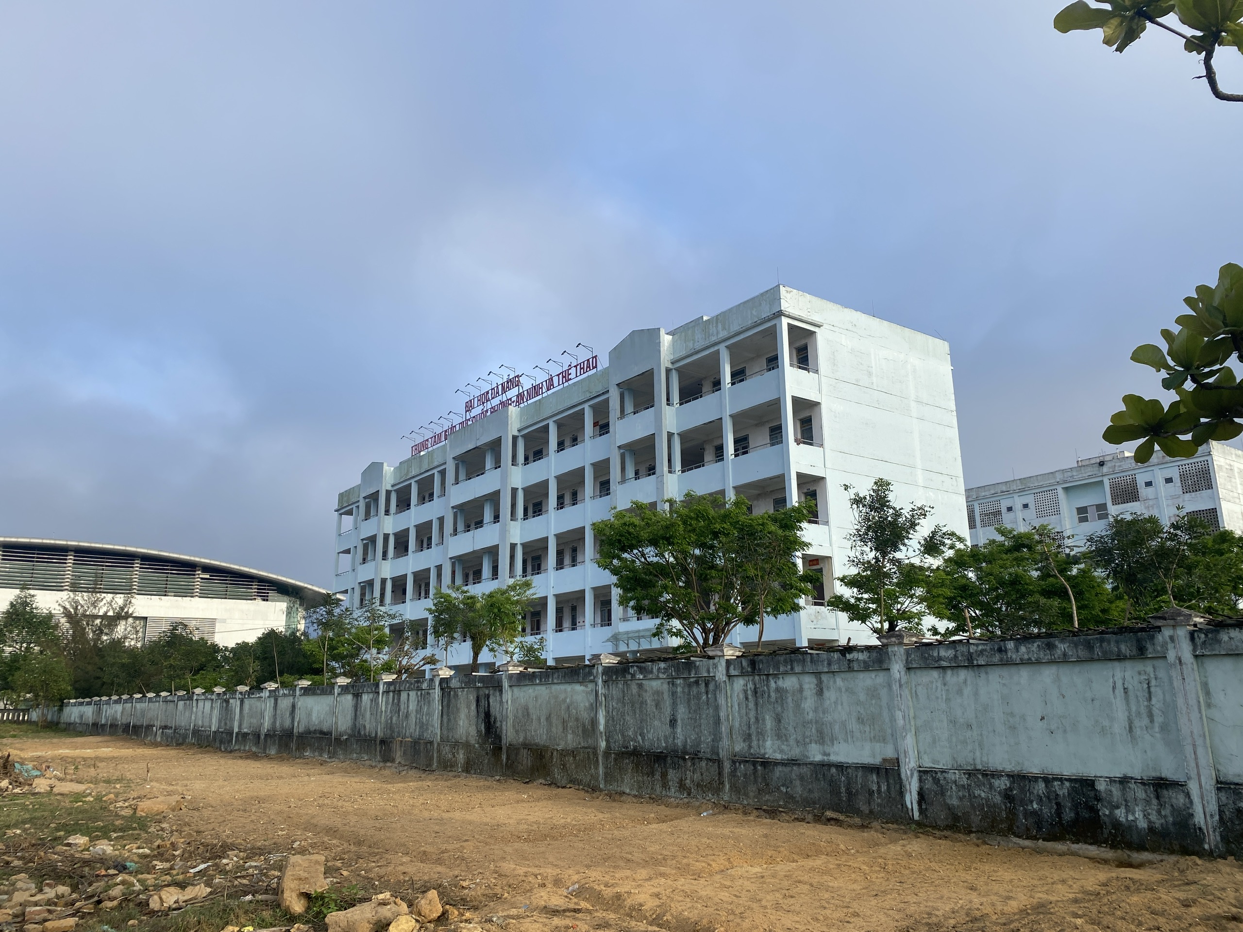 在峴港新規劃中,與三岐相連的大學城位於何處?