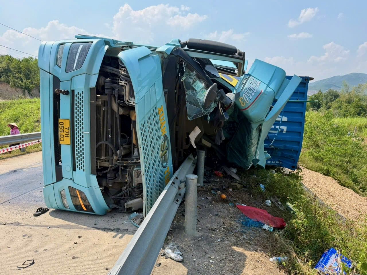 集裝箱與摩托車相撞致3人死亡
