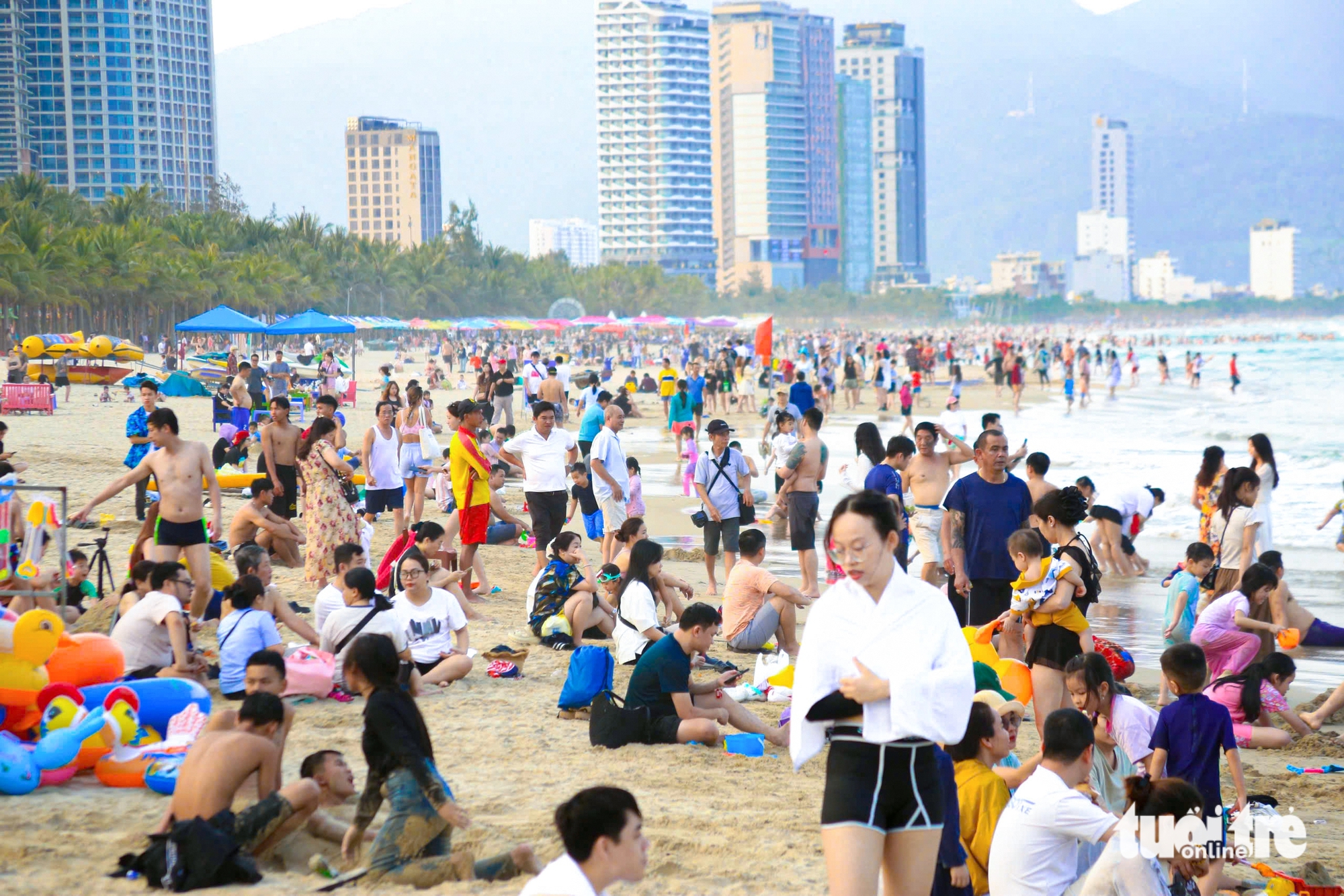 初夏酷熱,數千人湧向‘全球最美海灘’消暑
