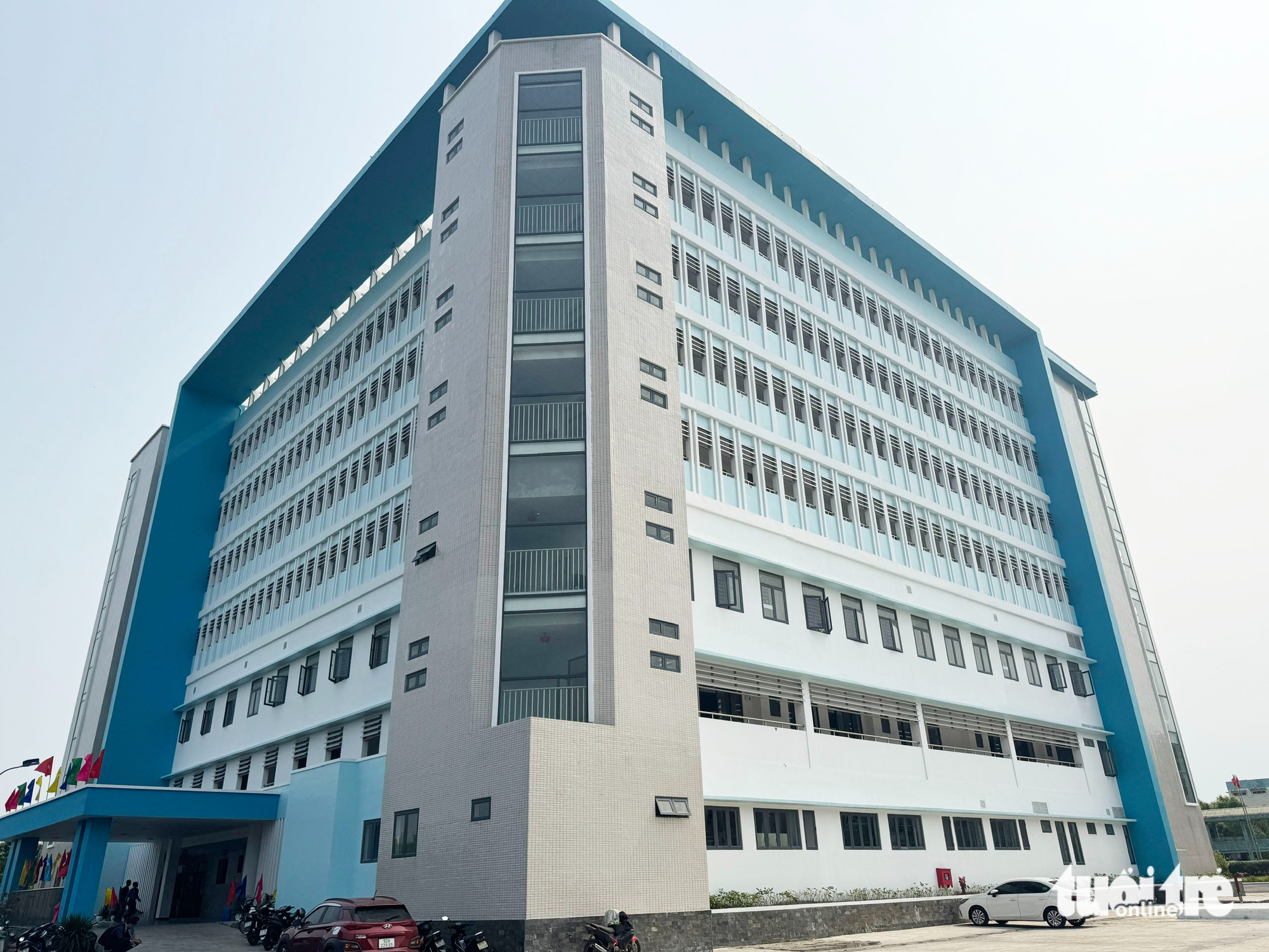 峴港高技術治療區準備投入運營的近距離觀察