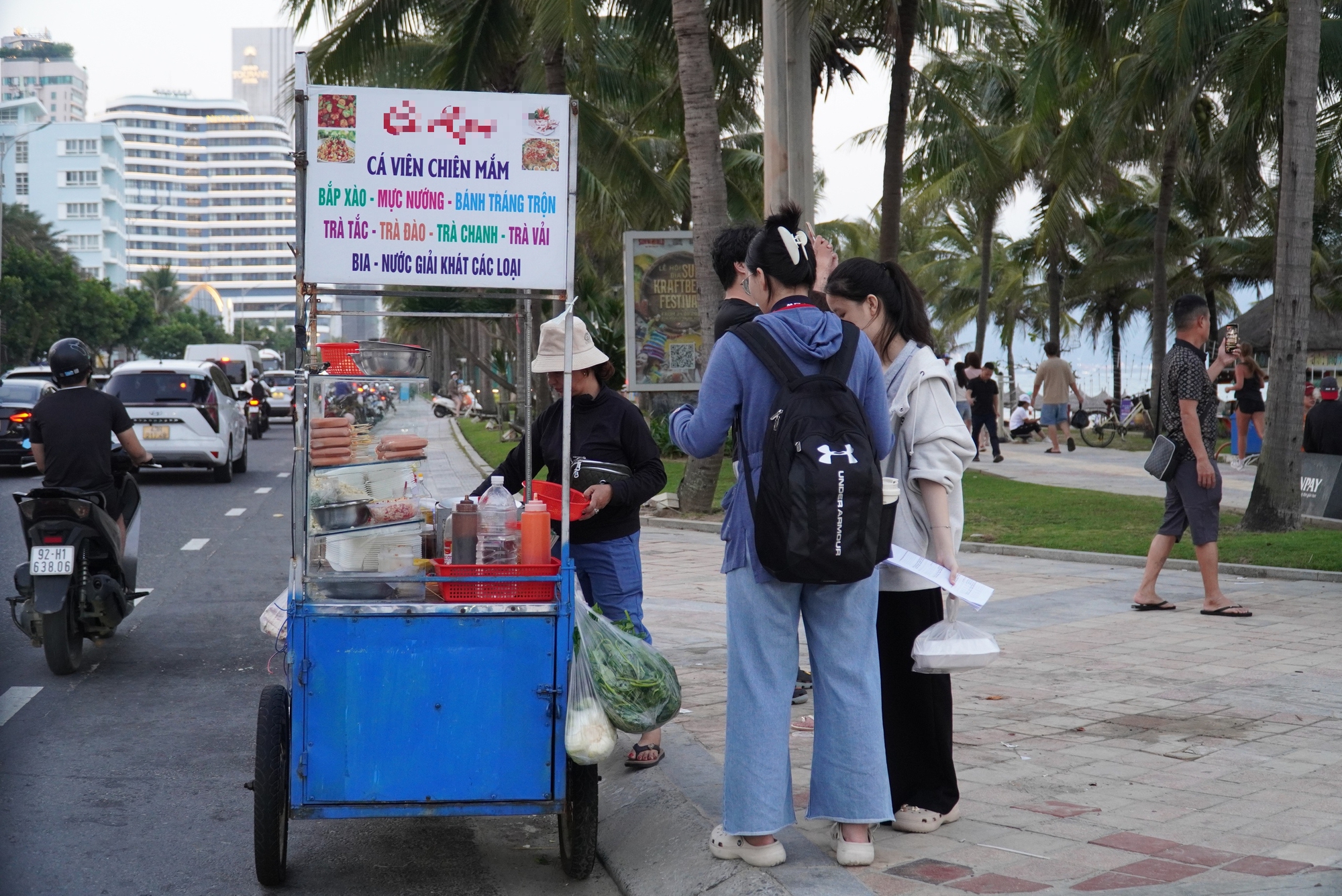 街頭小販仍在峴港沿海旅遊道路上“橫行”