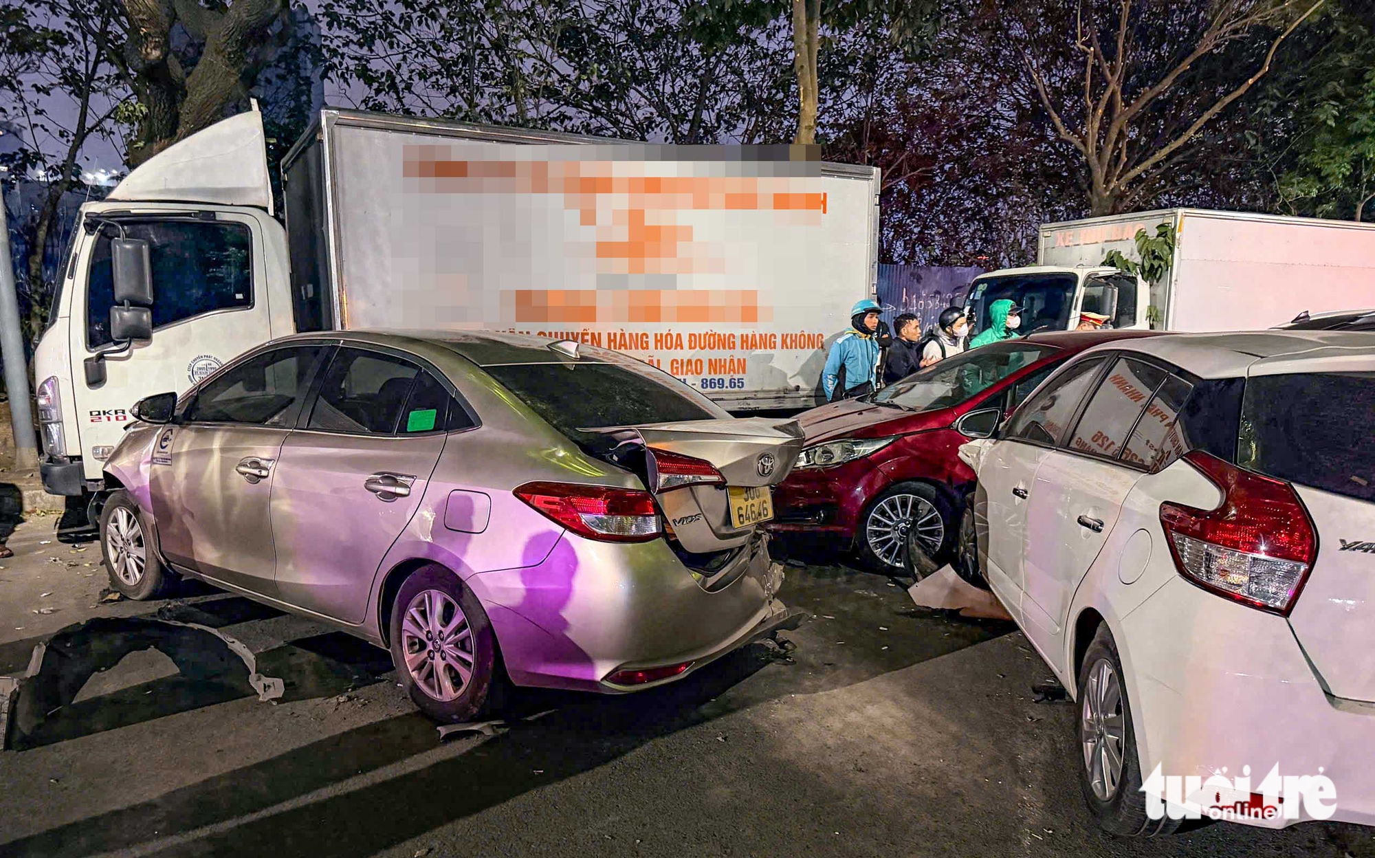 河內發生連環撞車事故，7輛車受損停在街頭