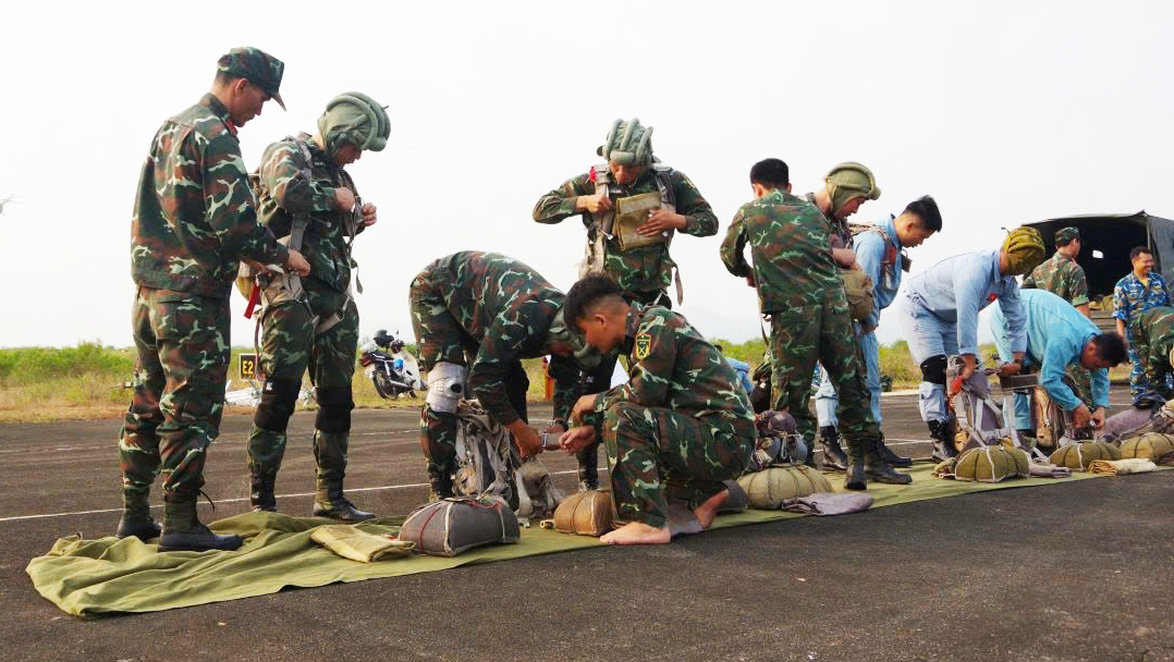 近距離觀看特種部隊和空軍從直升機跳傘