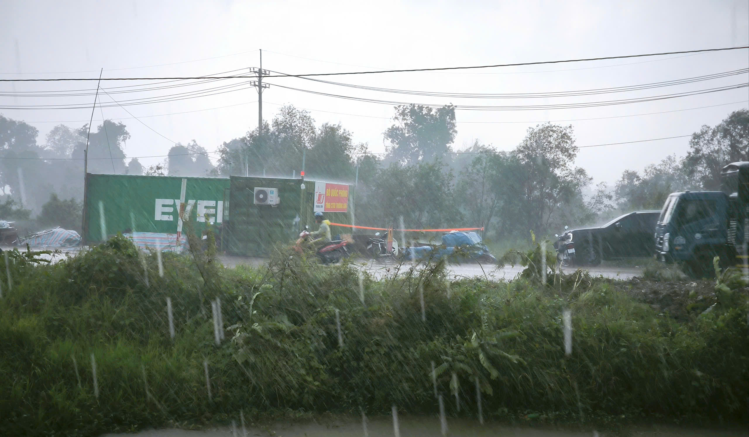 天空漆黑，雷声隆隆，乌云从古芝向胡志明市中心倾盆大雨