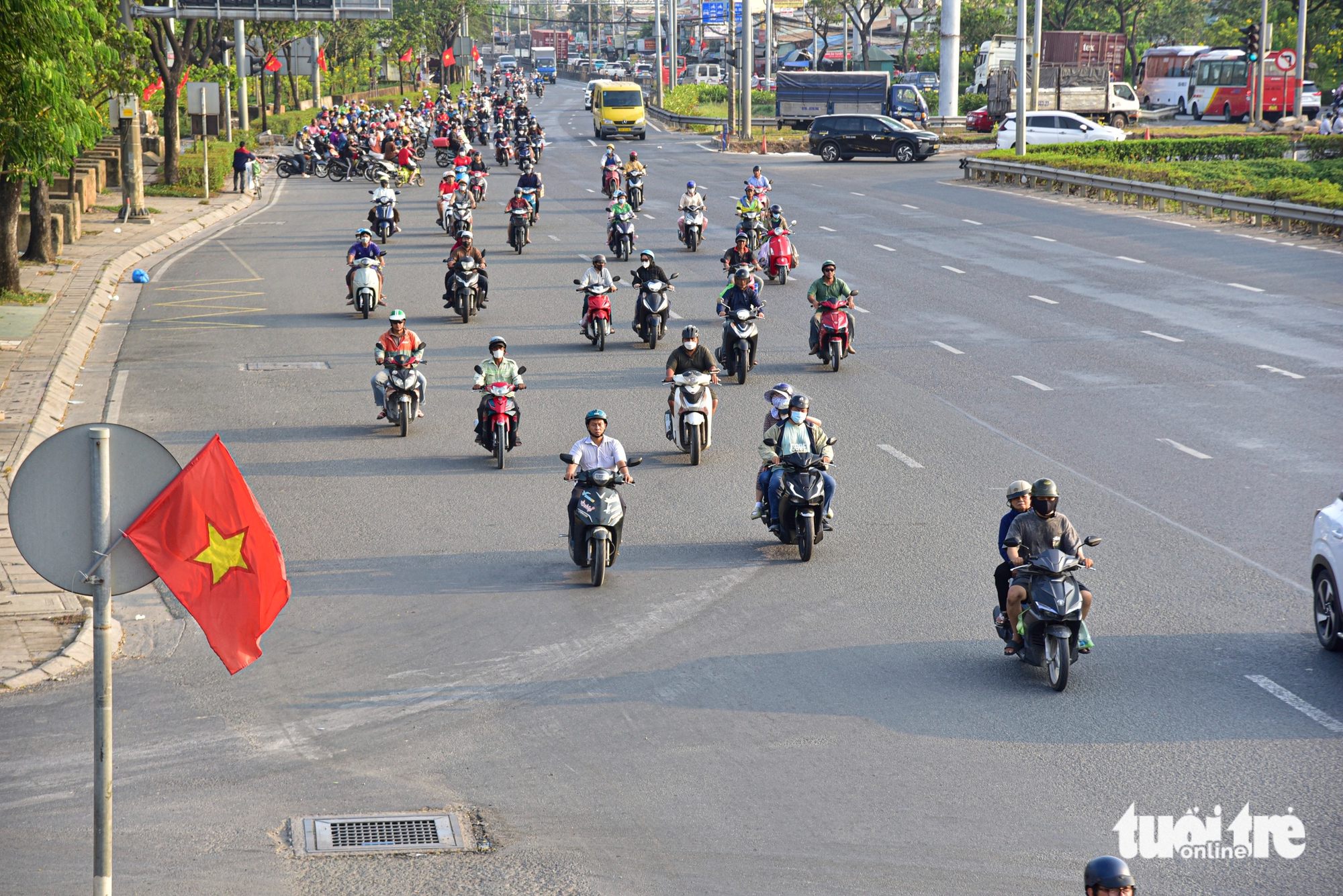 胡志明市:雄王忌日假期後民眾返回,西部門戶交通暢通