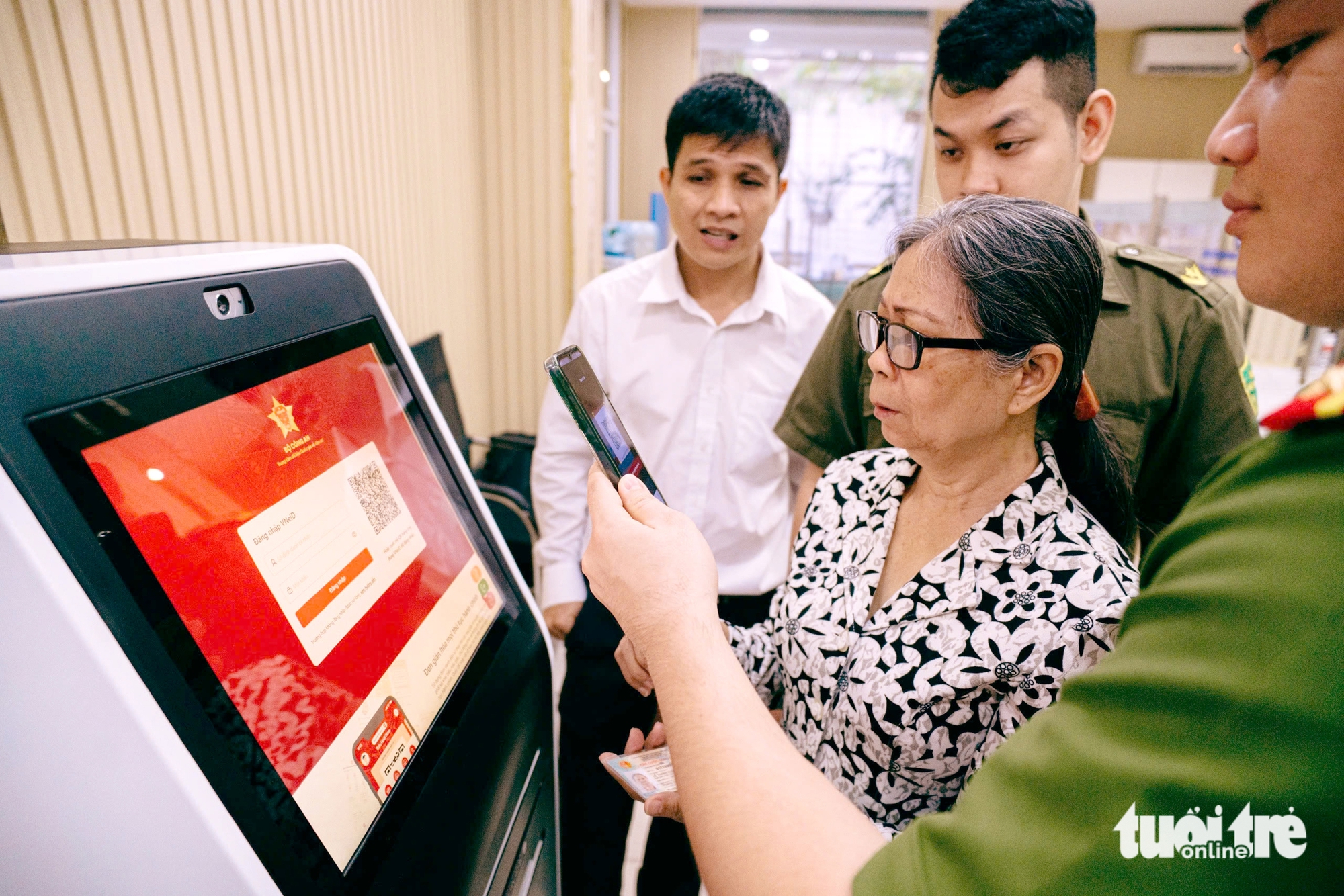胡志明市市委:大力推進具體技術應用服務民眾
