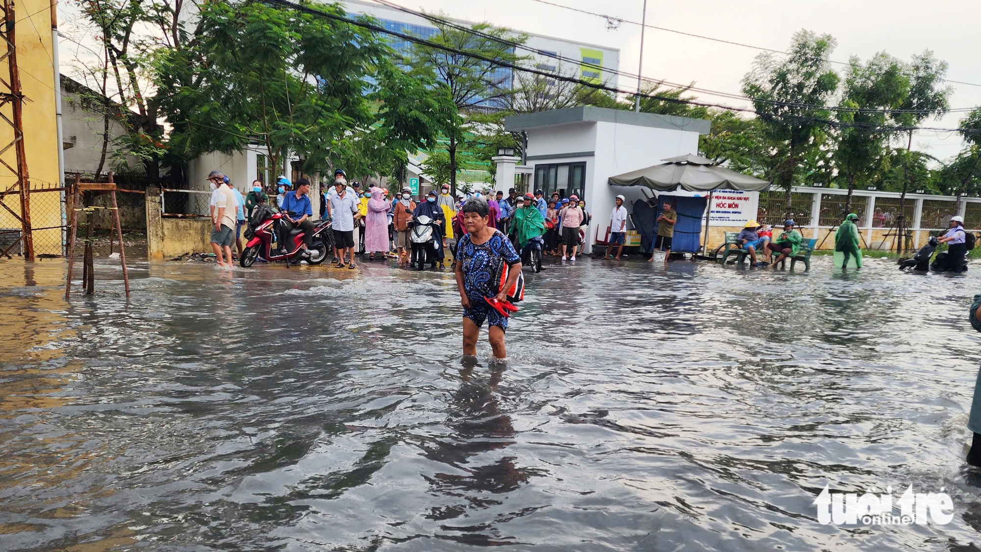 大雨淹没街道，病人和家属艰难回家