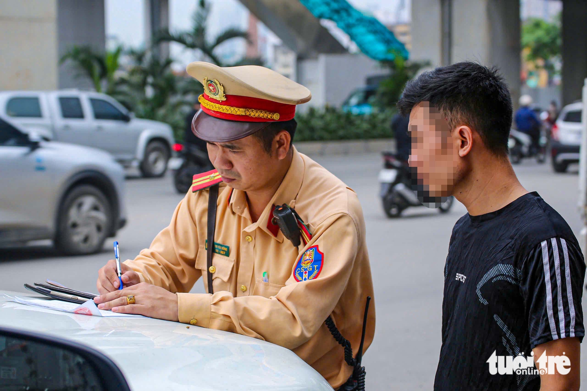 警方使用無人機監控,處理在車道上違規停放的車輛