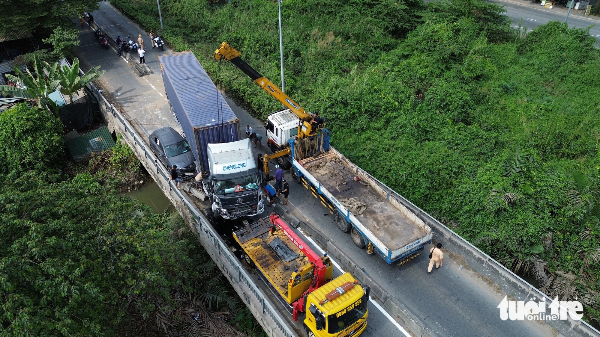 拖车失控冲向右车道，将汽车“紧贴”在武志功路桥栏杆上