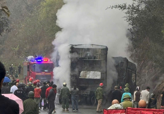 牽引車撞上山壁起火