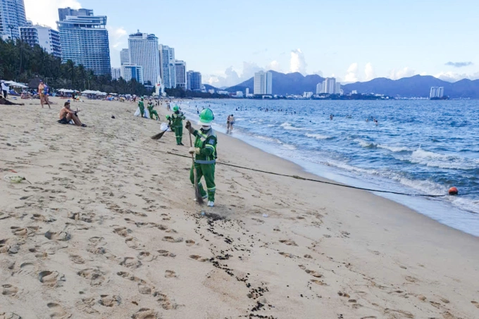 芽庄海滩上的油块