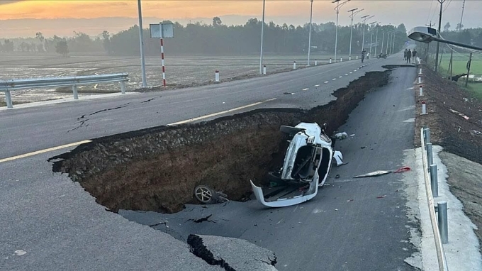 新开通道路塌陷'吞噬'汽车、摩托车